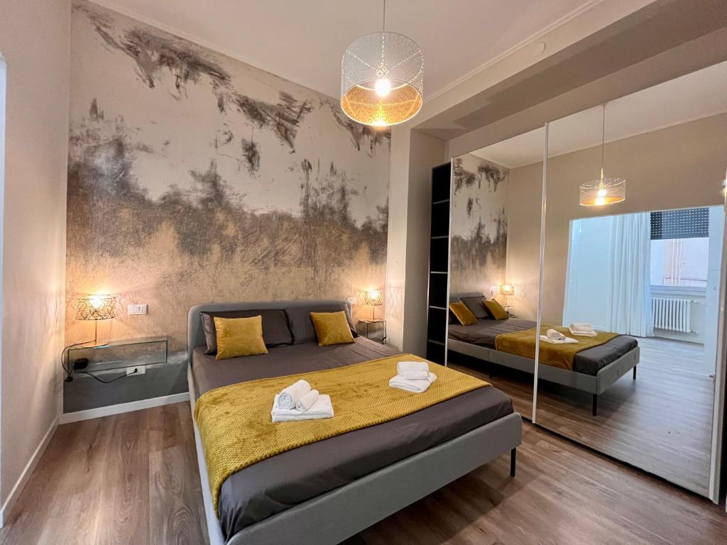 1 dormitorio con 2 camas y una gran pintura en la pared en A 2 passi da Giulietta a Verona, en Verona