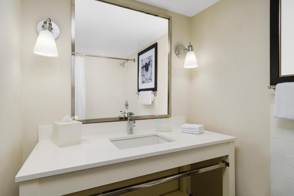 Four Points by Sheraton Los Angeles International Airport - Junior King Suite