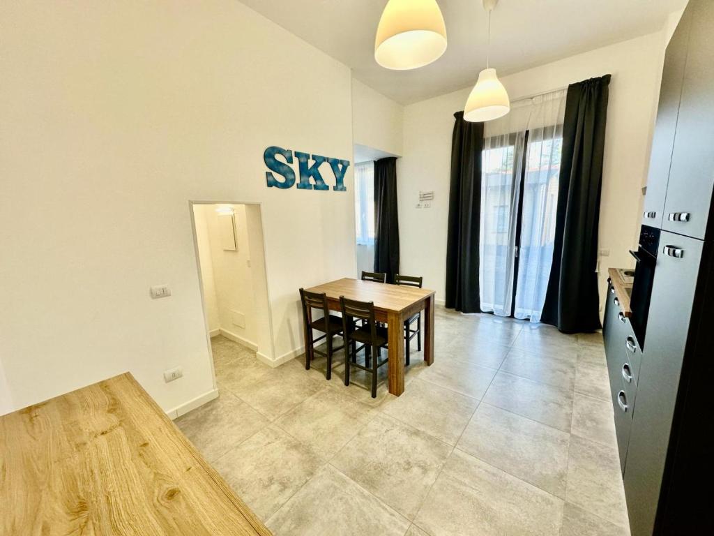 フォッローニカにあるLUX Apartments SKYのテーブルと椅子のあるキッチンとダイニングルーム
