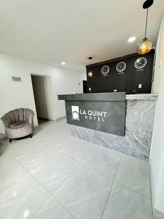 a lobby with a sign for la summit hotel at HOTEL LE QUINT in Cúcuta
