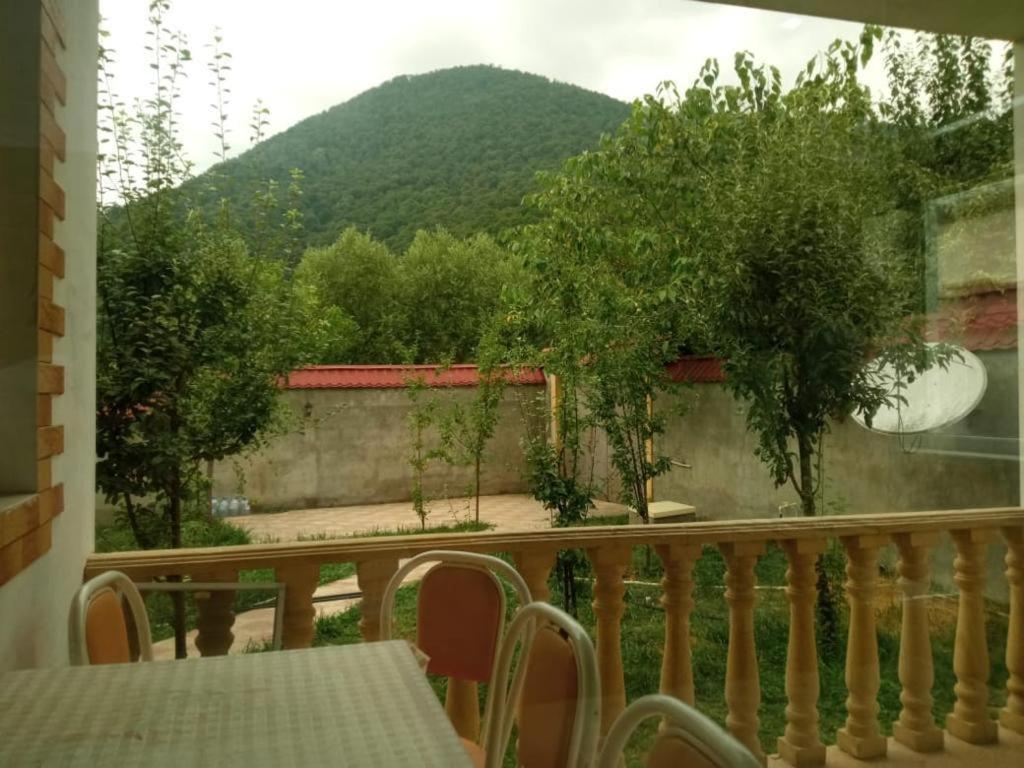 d'un balcon avec une table et une vue sur la montagne. dans l'établissement Qabala_Renting_houses near the mountain, à Qabala