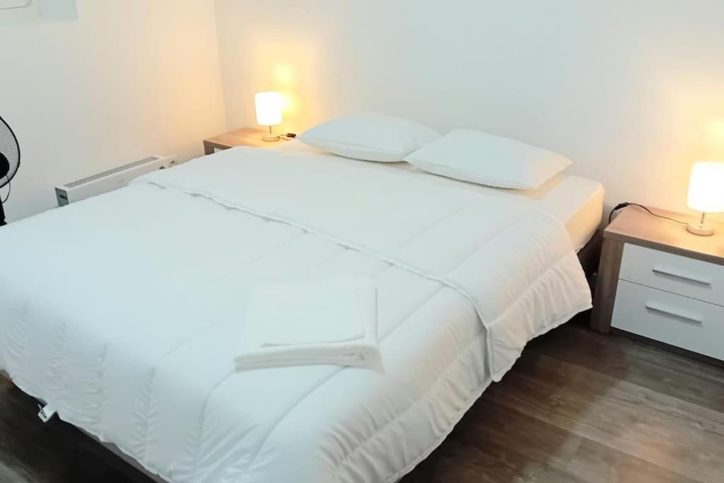 1 dormitorio con 2 camas blancas y 2 lámparas en Apartment in Semeador 1, en Portalegre