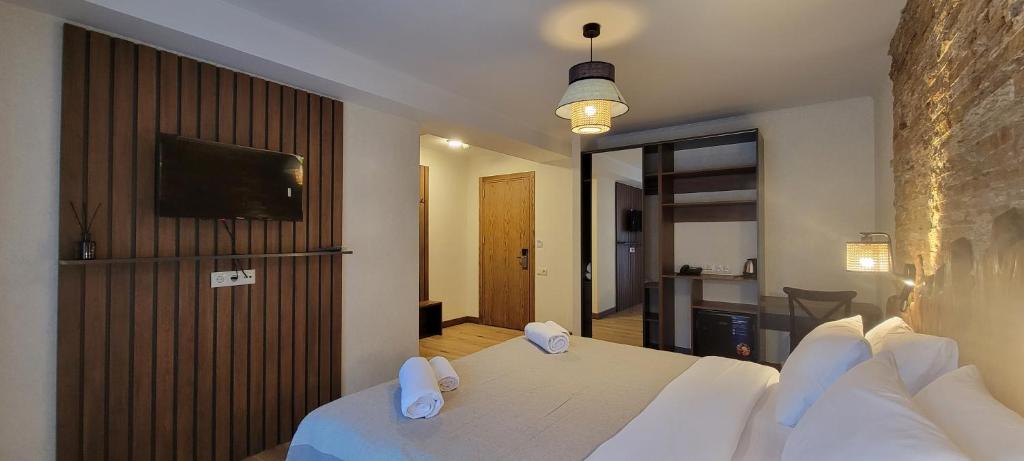 Postel nebo postele na pokoji v ubytování Hotel Ushba in Mestia