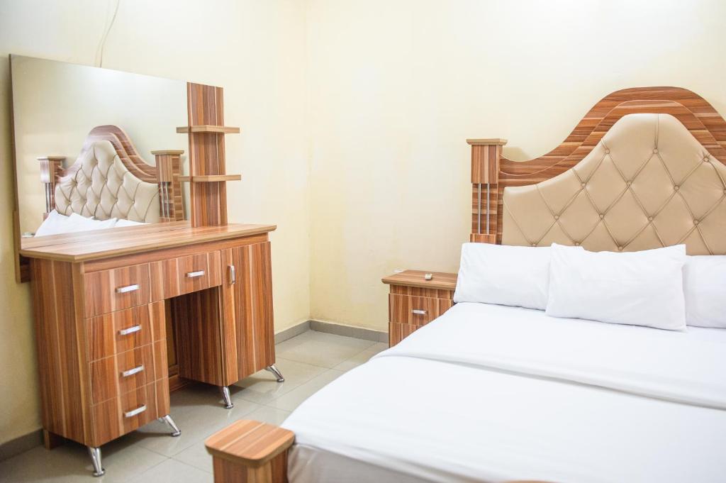 Un pat sau paturi într-o cameră la Elytron Suites