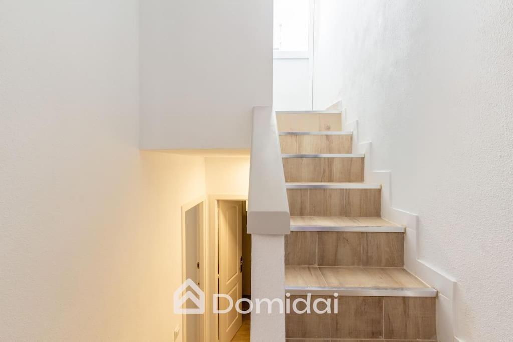 escalera en una habitación con paredes blancas y suelo de madera en Tabarca Suite - Desconexión en la isla by Domidai, en Tabarca