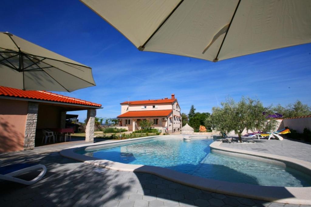 Bazén v ubytovaní Apartments Villa Oliva alebo v jeho blízkosti
