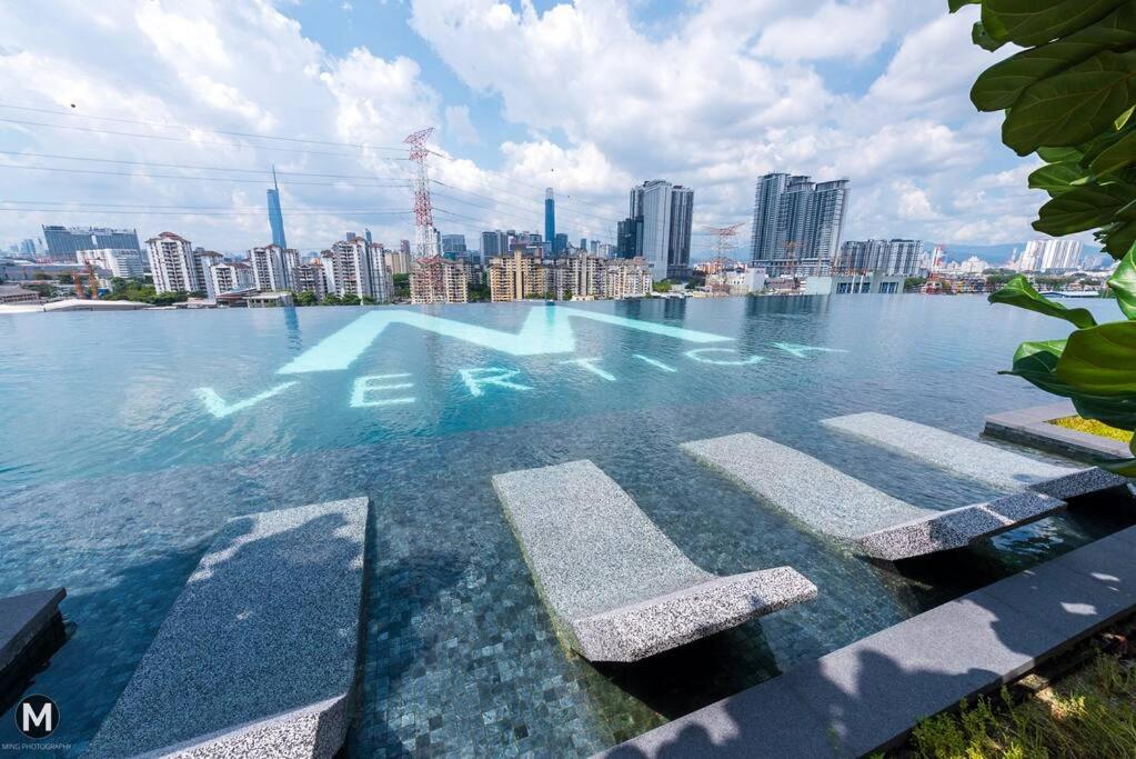 uma grande massa de água com uma cidade ao fundo em [500MbpsNETFLIX] Luxury Suite 6+1 Pax M Vertica em Kuala Lumpur