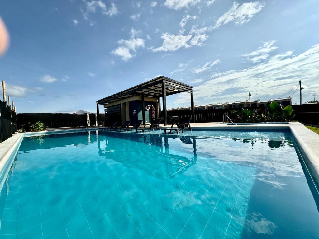a large blue swimming pool with a gazebo at Casa Turística en el Quindío in La Tebaida