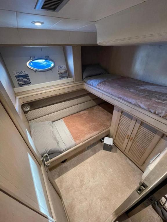 Postel nebo postele na pokoji v ubytování Yate Hotel STV