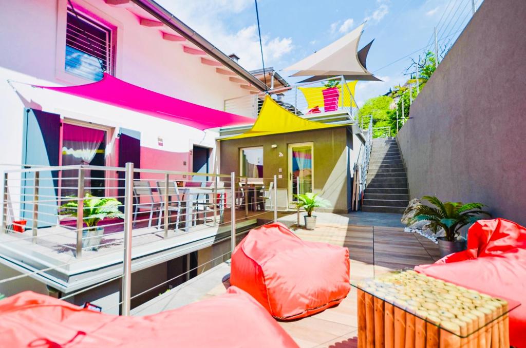 balkon z czerwonymi meblami i dom w obiekcie Casa Tosca - Holiday Home w orbole