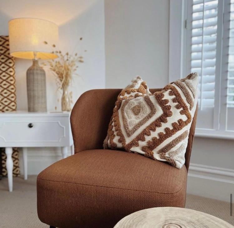 un cuscino su una sedia in soggiorno di Primrose House St. Ives a St Ives