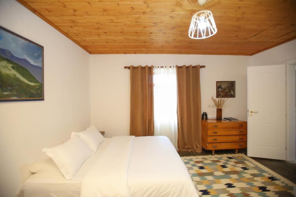 Postel nebo postele na pokoji v ubytování Guest House Bashaj Village