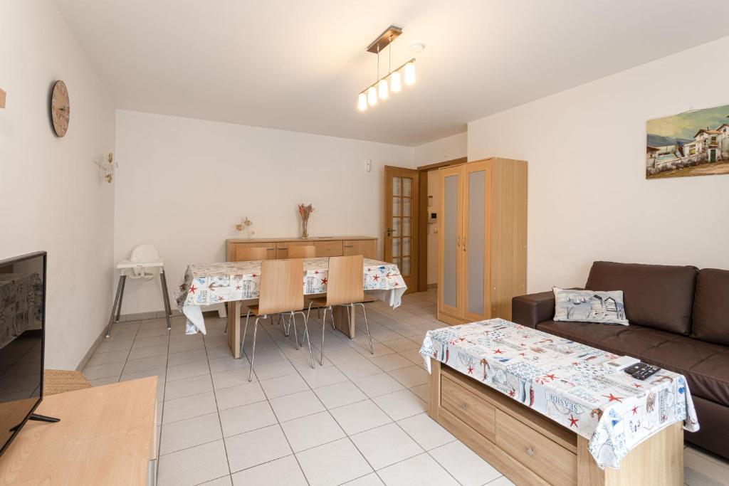 una sala de estar con un sofá y una mesa en NEW - Portimao Casinha, en Praia da Rocha