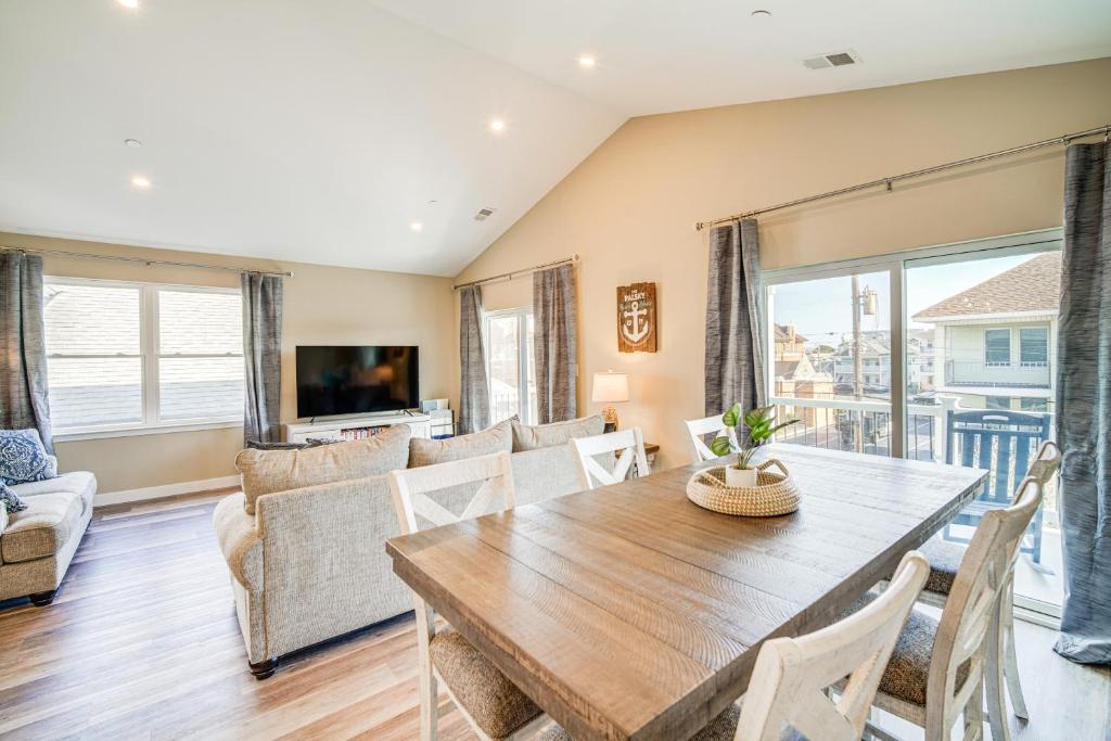 Un televizor și/sau centru de divertisment la Wildwood Vacation Rental - Walk to the Beach!