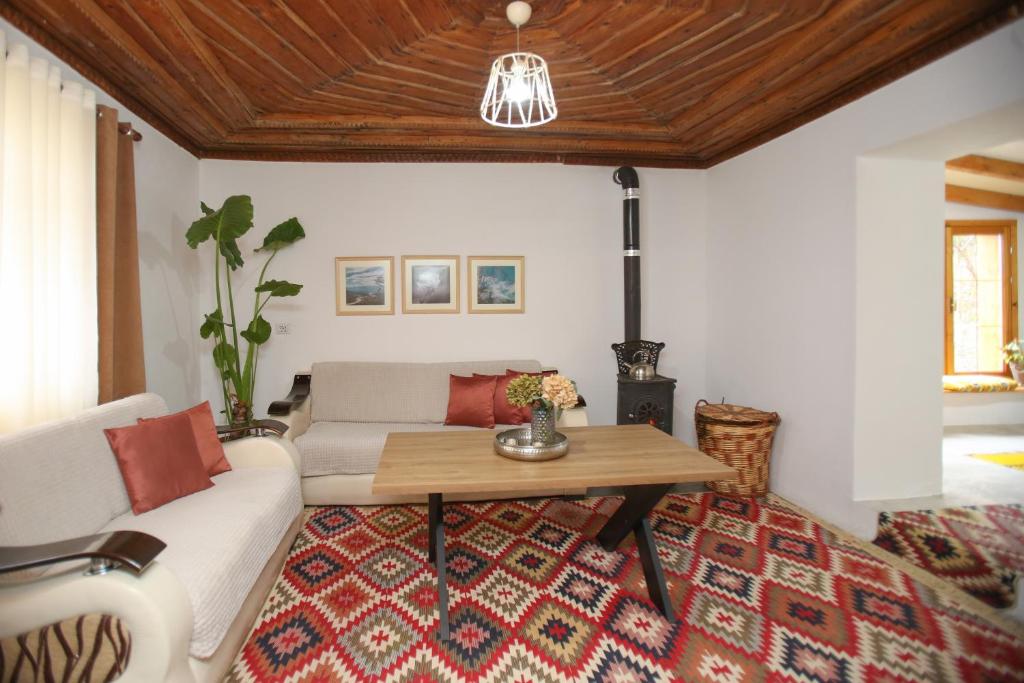 Posezení v ubytování Guest House Bashaj Village