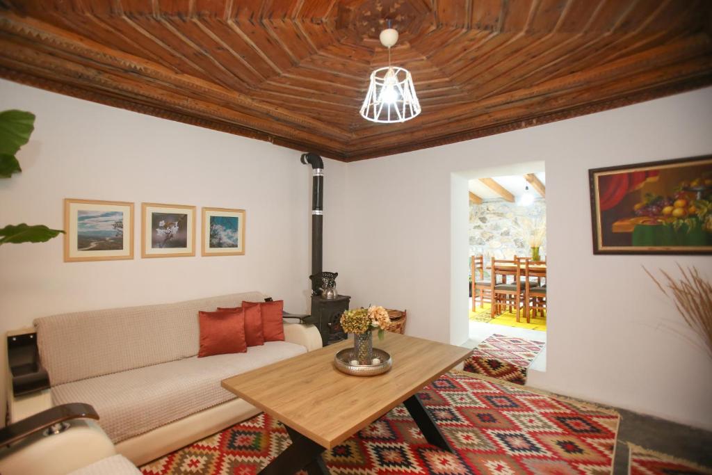 Posezení v ubytování Guest House Bashaj Village