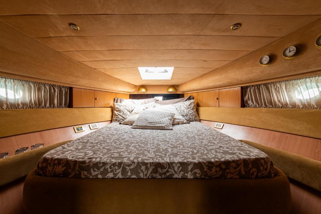 ein großes Bett in der Mitte eines Bootes in der Unterkunft "ULTIMA" una barca per sognare in Bari