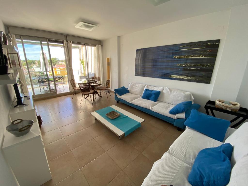 una sala de estar con un sofá y una mesa en Atico en Almadraba, en Benicàssim