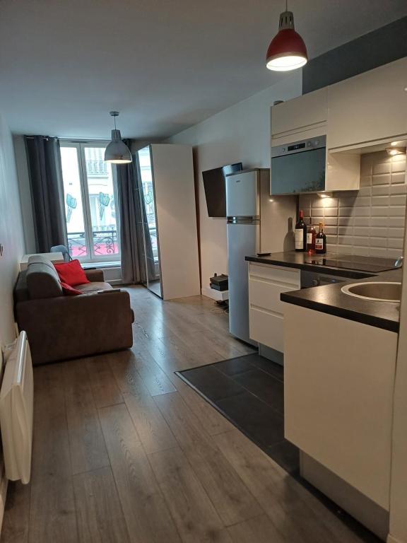巴黎的住宿－STUDIO CHARONNE，厨房以及带沙发的起居室。