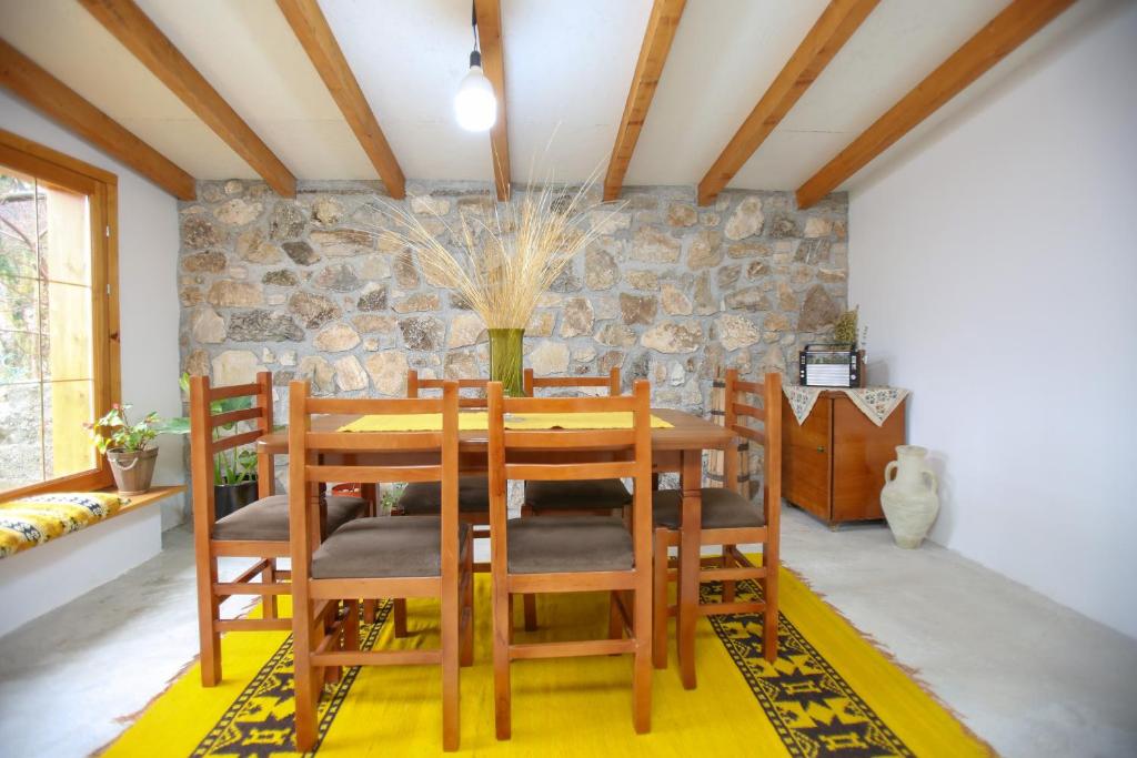 Posezení v ubytování Guest House Bashaj Village