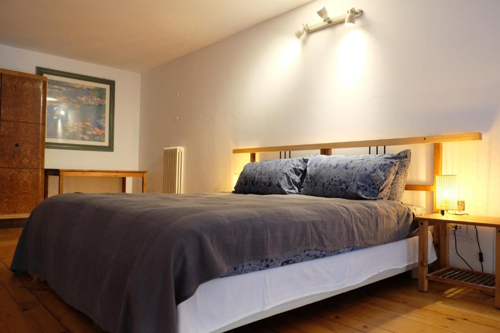 um quarto com uma cama com uma luz na parede em Il loft di charme di Ricc em Faenza
