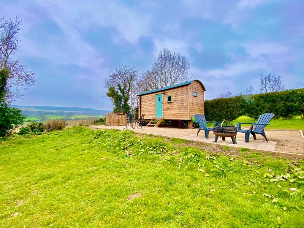 Cabaña de madera con 2 bancos y mesa de picnic en Herefordshire Escape, Hot Tub, Firepit, Views, BBQ en Leominster