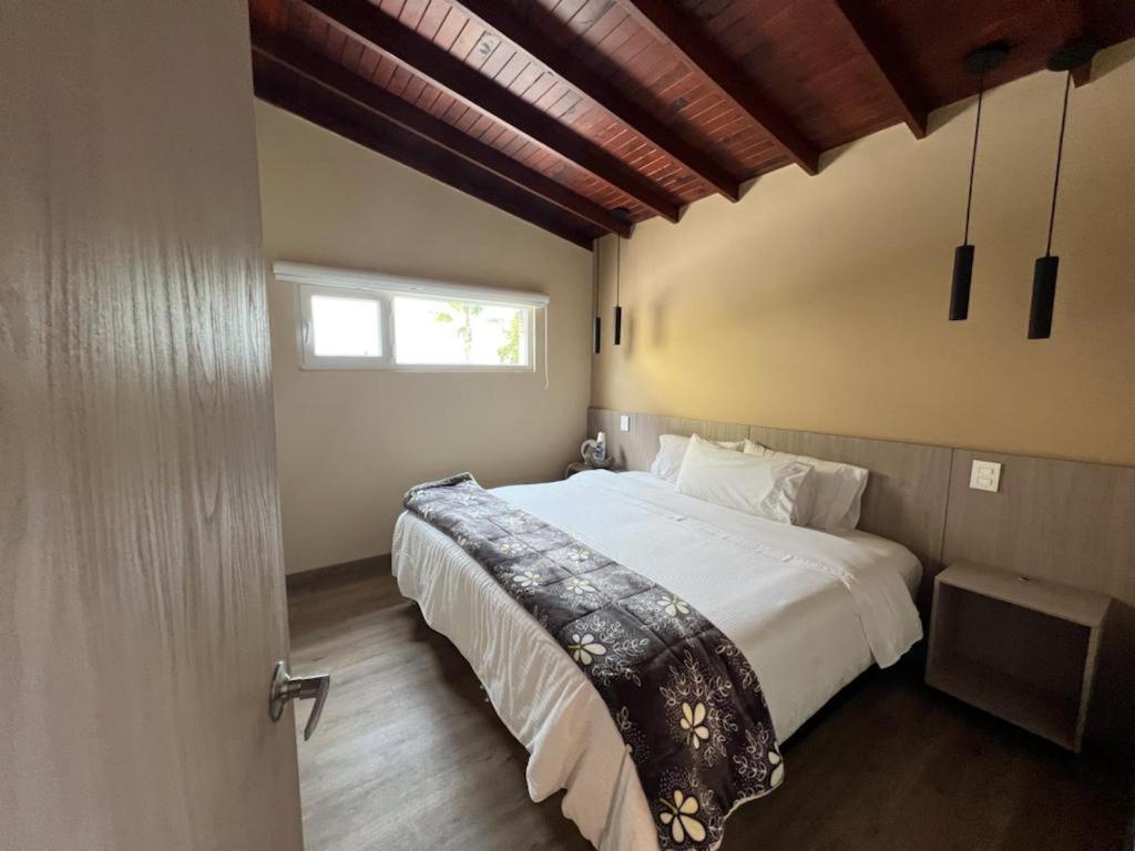 Postel nebo postele na pokoji v ubytování Hotel & Golf Isak Aeropuerto