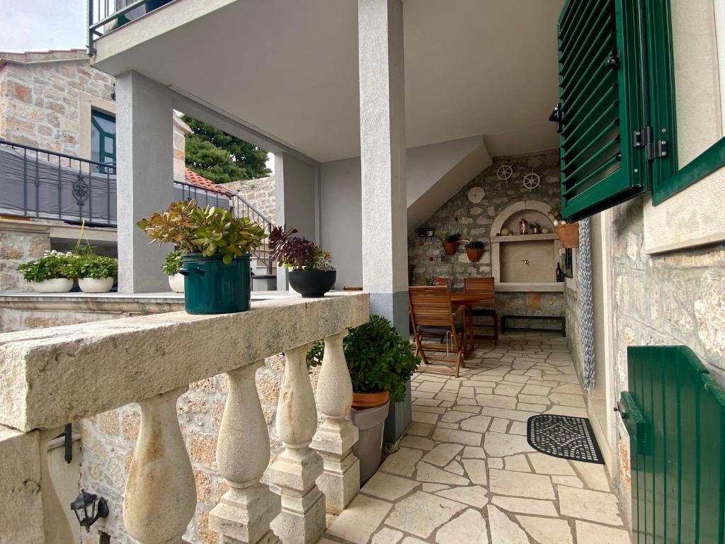 d'un balcon avec des plantes en pot. dans l'établissement Apartment Simon, à Bol