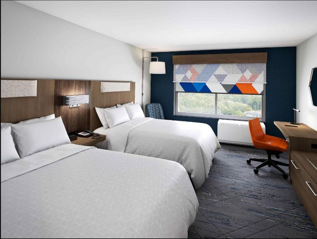 una camera d'albergo con due letti e una finestra di Holiday Inn Express Corpus Christi - Beachfront, an IHG Hotel a Corpus Christi