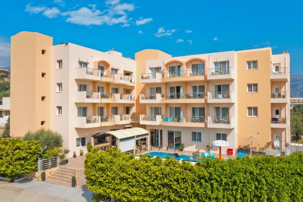 uma vista para o hotel a partir da piscina em Nereides Hotel em Cárpatos