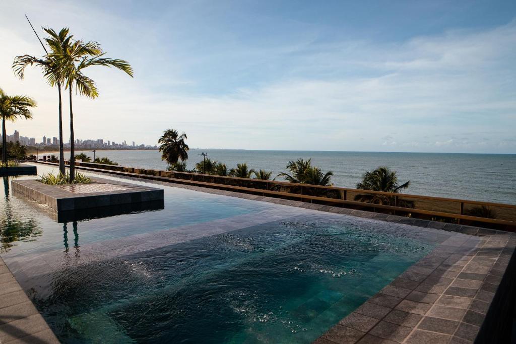 einen Pool mit Meerblick in der Unterkunft Unity - Cabo Branco in João Pessoa