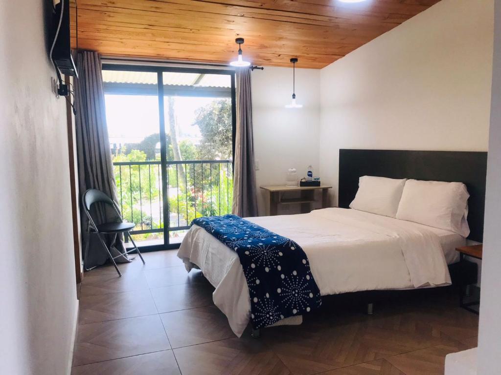 Postel nebo postele na pokoji v ubytování Hotel & Golf Isak Aeropuerto