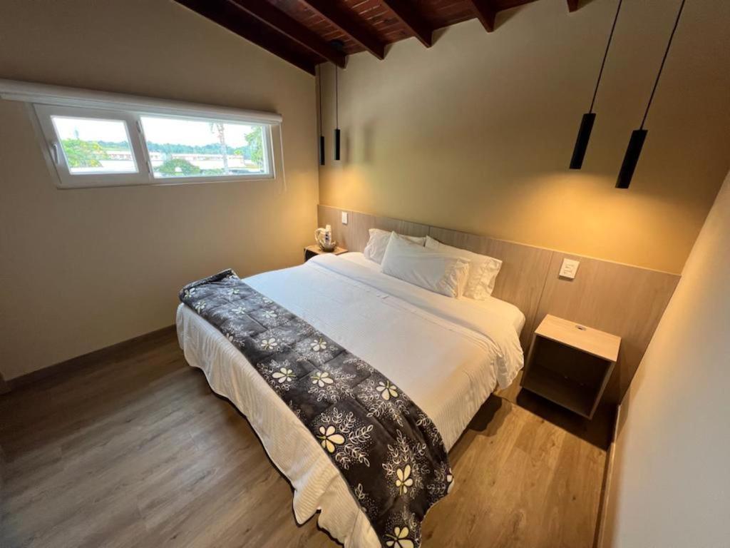 Postel nebo postele na pokoji v ubytování Hotel & Golf Isak Aeropuerto