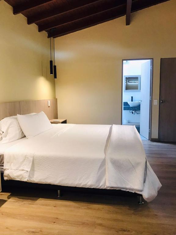Postel nebo postele na pokoji v ubytování Hotel & Golf Isak Aeropuerto