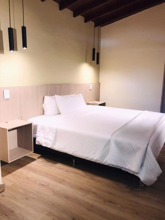 Postel nebo postele na pokoji v ubytování Hotel & Golf Isak Aeropuerto