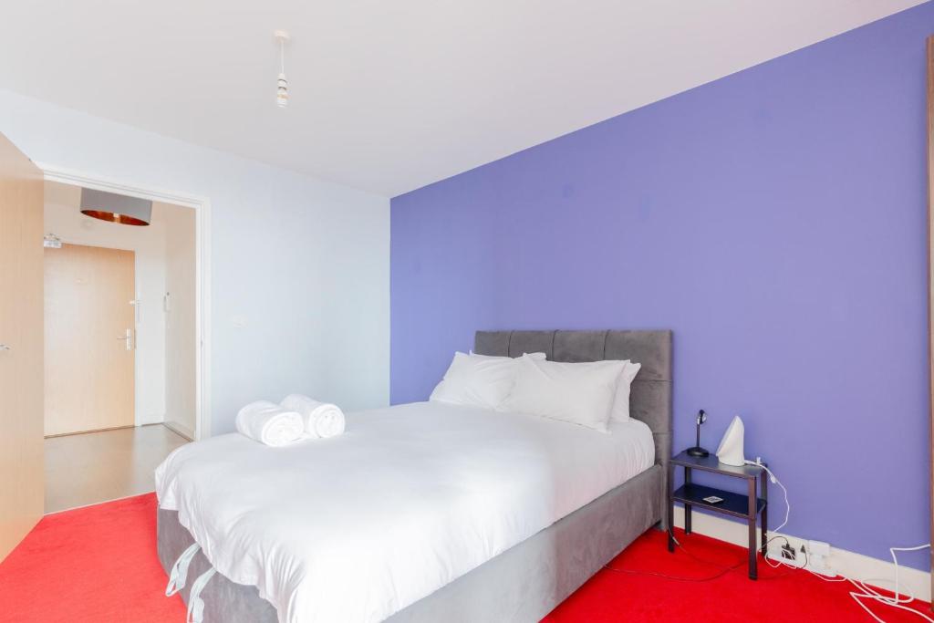 Ein Bett oder Betten in einem Zimmer der Unterkunft Quirky 1BD Flat wGym & City Views Dalston!