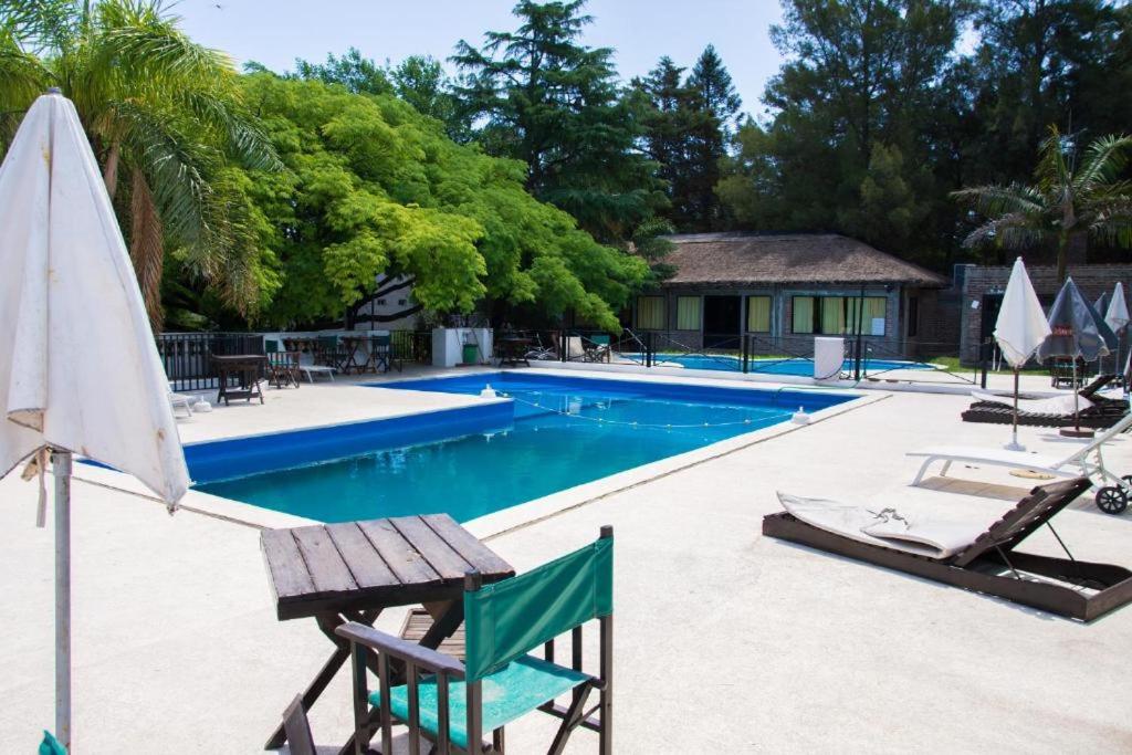 una piscina con dos sillas y una sombrilla en Rio Victoria, en Victoria