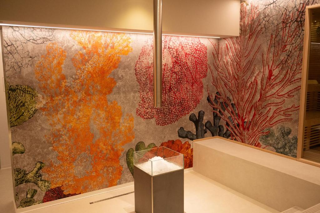 a room with a wall with an underwater mural at Hotel President in Lignano Sabbiadoro