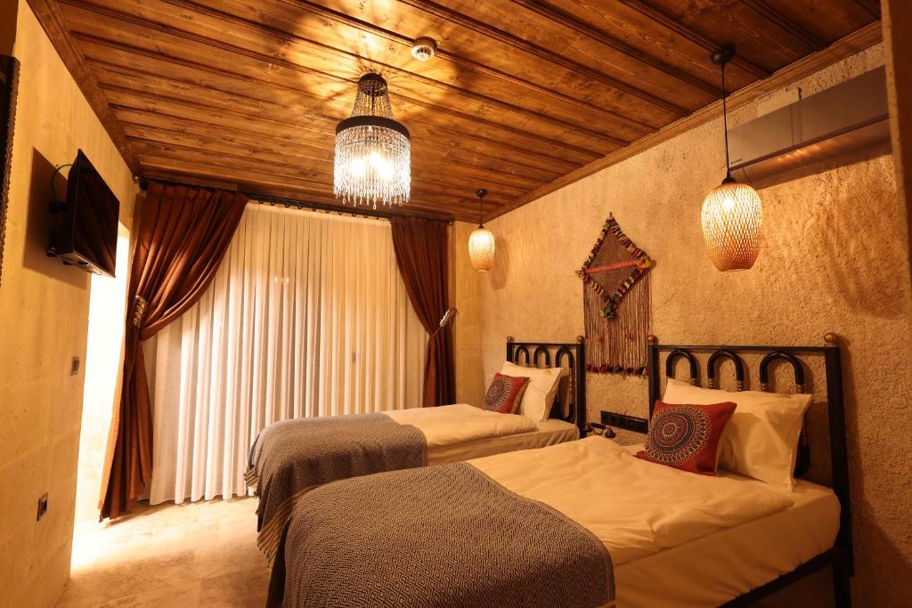 1 dormitorio con 2 camas en una habitación en Alika Castle House, en Uchisar