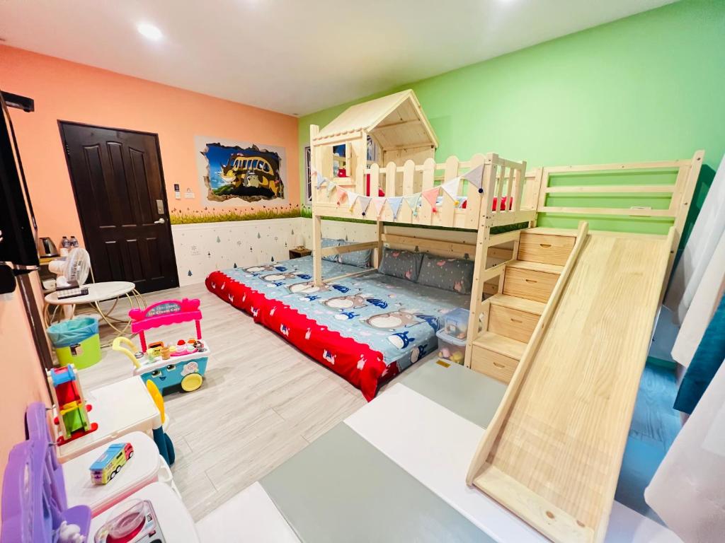 Camera per bambini con letto a castello e giochi di 享樂時光親子民宿 a Tainan