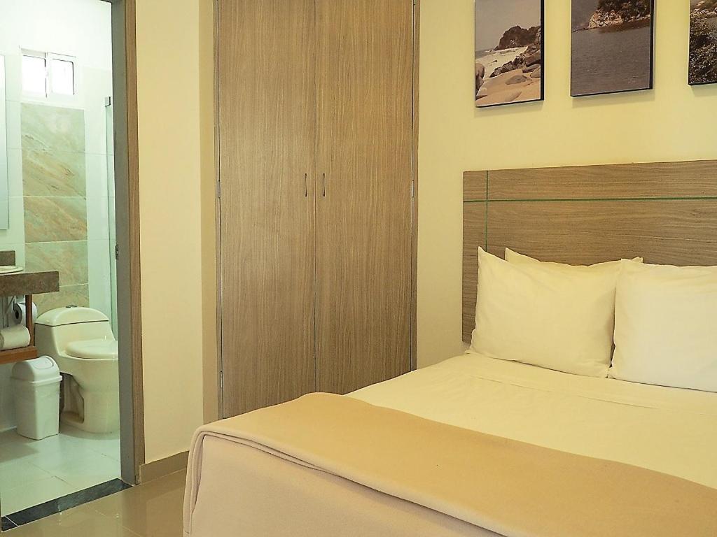 ein Schlafzimmer mit einem Bett und einem WC in der Unterkunft Hotel Zamay in Santa Marta