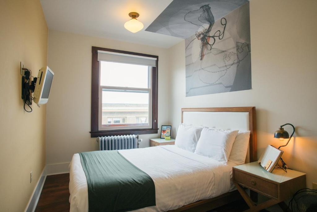 Postel nebo postele na pokoji v ubytování Commodore Hotel