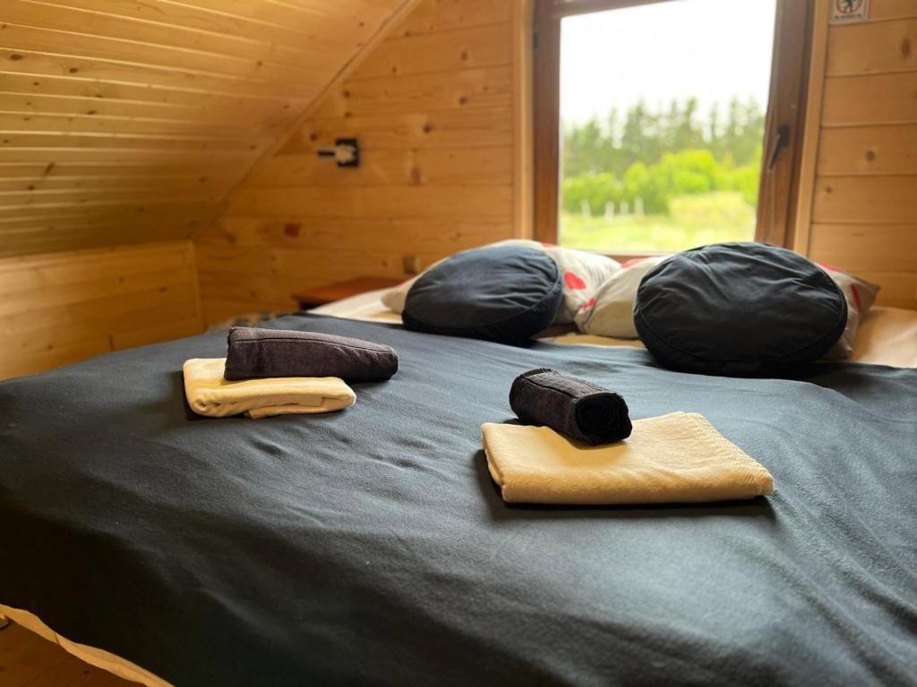 2 letti con asciugamani su un letto in una cabina di Domek u Andzi a Tymień