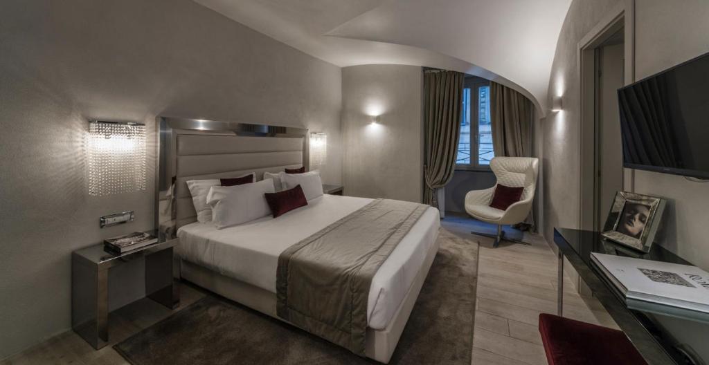 Pokój hotelowy z łóżkiem i krzesłem w obiekcie Belli Boutique Guest House w Rzymie