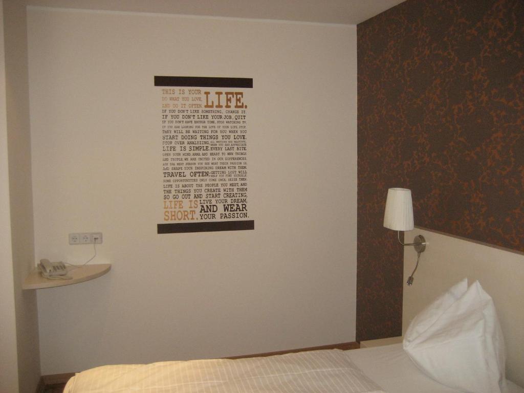 Postel nebo postele na pokoji v ubytování Stadthotel Gürtler