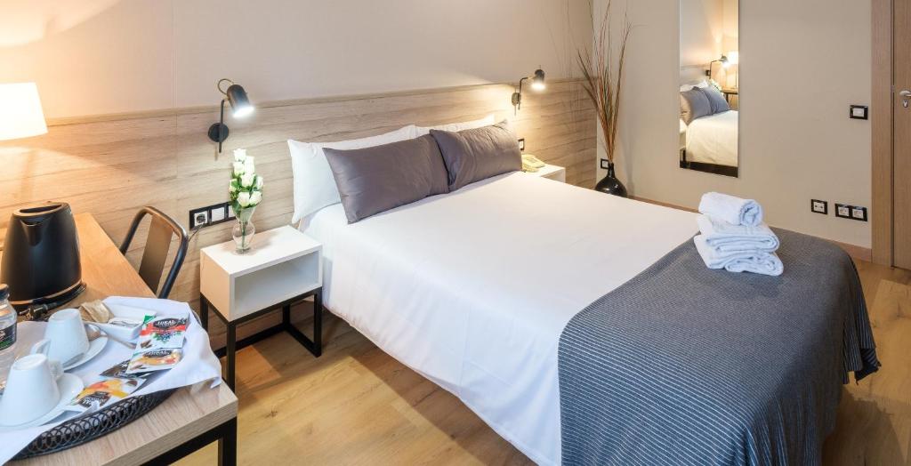 Postel nebo postele na pokoji v ubytování Hotel Torres Manlleu