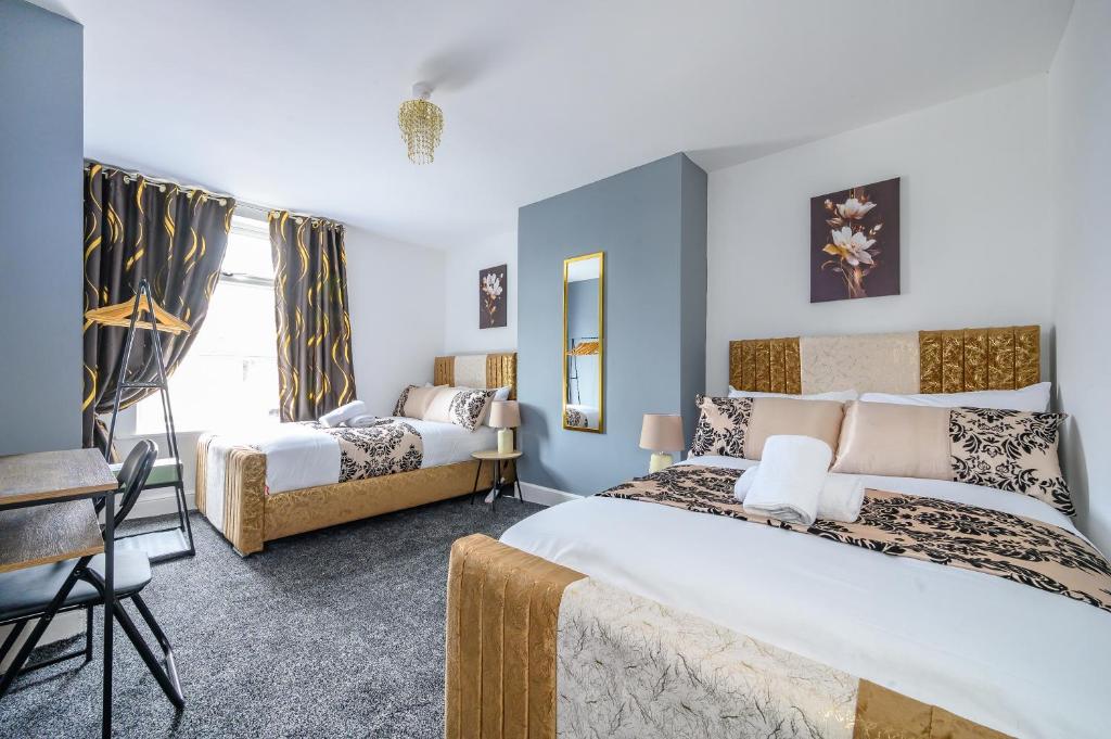 1 Schlafzimmer mit 2 Betten und einem Stuhl in der Unterkunft *RB31S* For your relaxed & Cosy stay/Parking/WiFi in Morley