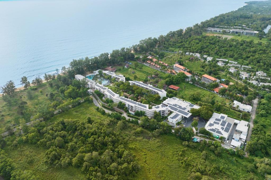 uma vista aérea de um resort numa colina junto à água em Le Méridien Phuket Mai Khao Beach Resort em Praia de Mai Khao