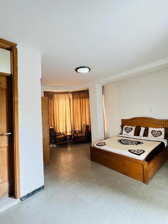 una camera con un letto di Goza Guest House 22 ad Addis Abeba