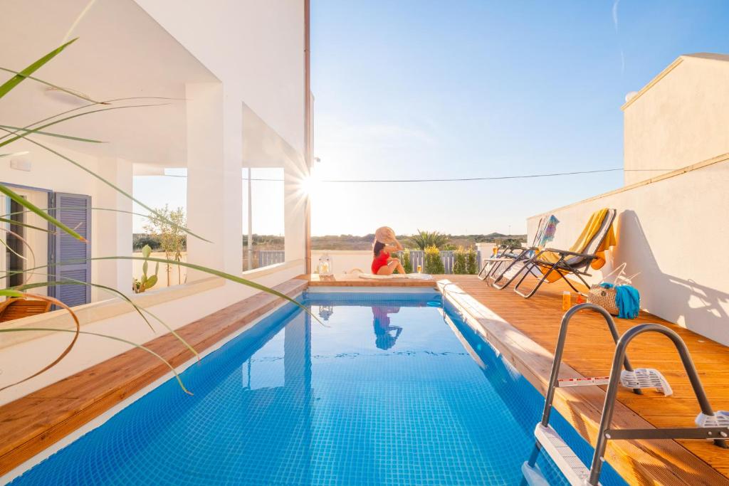 Bazén v ubytování Villette Lux Fronte Spiaggia - Torre Pali nebo v jeho okolí